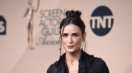 3-krát inak! Demi Moore sa dlhých vlasov nevzdáva ani pred 60-kou, tu sú jej účesy