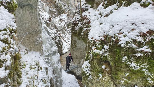Na snímke turista na premostení skalného kaňonu...