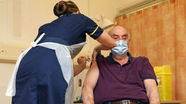 Expert z Oxfordu: Kto rýchlo očkuje, dvakrát očkuje