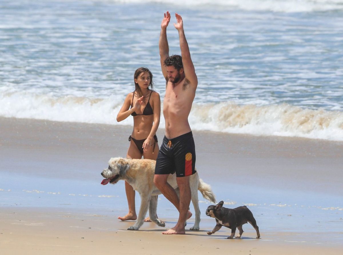 Liam Hemsworth a Gabriella Brooks v Byron Bay.