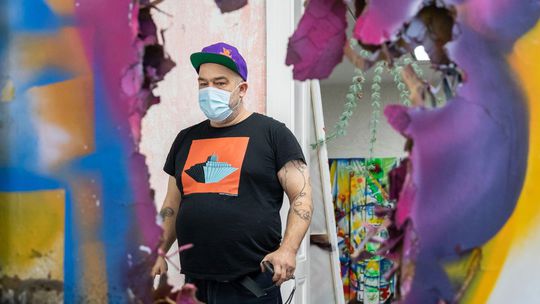 Erik Binder počas inštalovania výstavy Avatsýv...