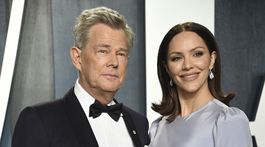 Sedemdesiatnik Foster sa konečne dočkal! Po 5 dcérach má od mladej manželky...