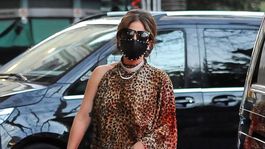 Maskovaná a predsa ako magnet! Lady Gaga v uliciach Ríma ako sexy šelma