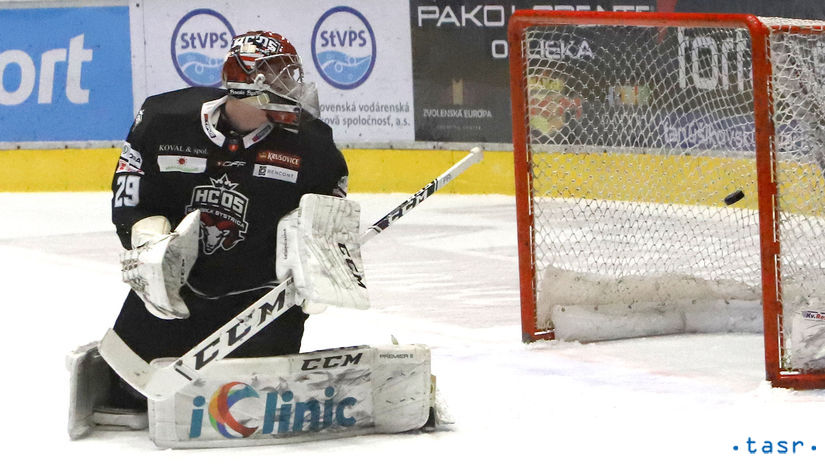 Brankár Matej Gajan (Banská Bystrica) inkasuje...