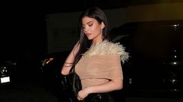 Na rodinnú večeru! Kylie Jenner v priehľadnom tope, opäť ako hviezda ulice