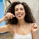 umývanie zubov, zubná kefka, zubná pasta, usmiata žena