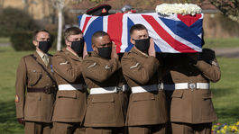 Vojaci z Yorkshireského pluku nesú rakvu s...