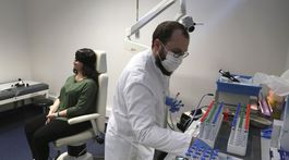 Lekár Clair Vandersteen si vyberá  tuby s...