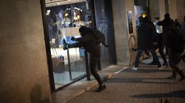 "V centre Barcelony pokračuje stavanie barikád a rabovanie. S ohľadom na vlastnú bezpečnosť do týchto miest nechoďte," oznámila na twitteri katalánska polícia.