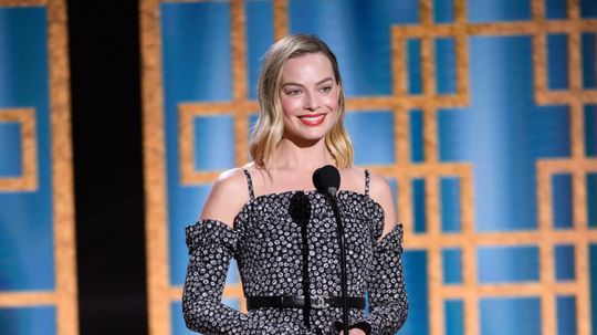 Herečka Margot Robbie v kreácii Chanel...