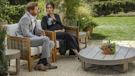Vojvodkyňa Meghan a jej manžel princ Harry na zábere z rozhovoru s moderátorkou Oprah Winfreyovou (vpravo). 