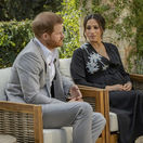 Vojvodkyňa Meghan a jej manžel princ Harry na zábere z rozhovoru s moderátorkou Oprah Winfreyovou (vpravo). 