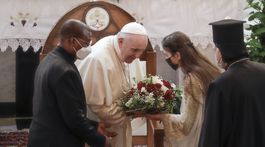 Pápež František na historickej návšteve Iraku vyzval na pokoj zbraniam