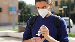 Päť rád, ako nosiť respirátor: Buďte oholený a svorku na nos!