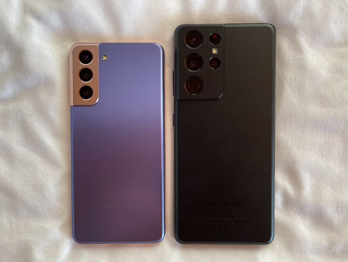 Samsung Galaxy S21 (vľavo) a S21 Ultra (vpravo)