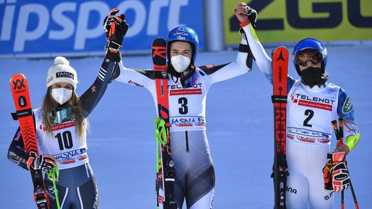 Petra Vlhová (uprostred) sa teší z víťazstva v...