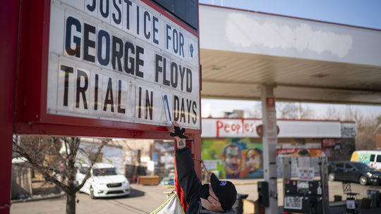 Proces s expolicajtom obvineným z vraždy Georgea Floyda odložili