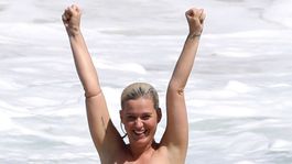 Z Katy Perryovej srší šťastie aj, keď ju fotia na pláži! S Bloomom je to vraj idylka