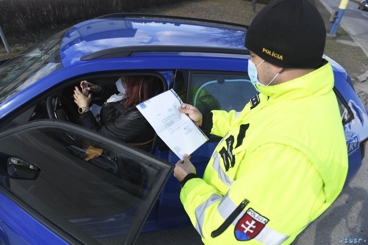 Policajt pri prechode hraníc kontrolujú aj...