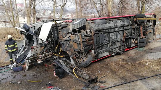 V Banskej Bystrici narazil vlak do autobusu, zranili sa dvaja ľudia