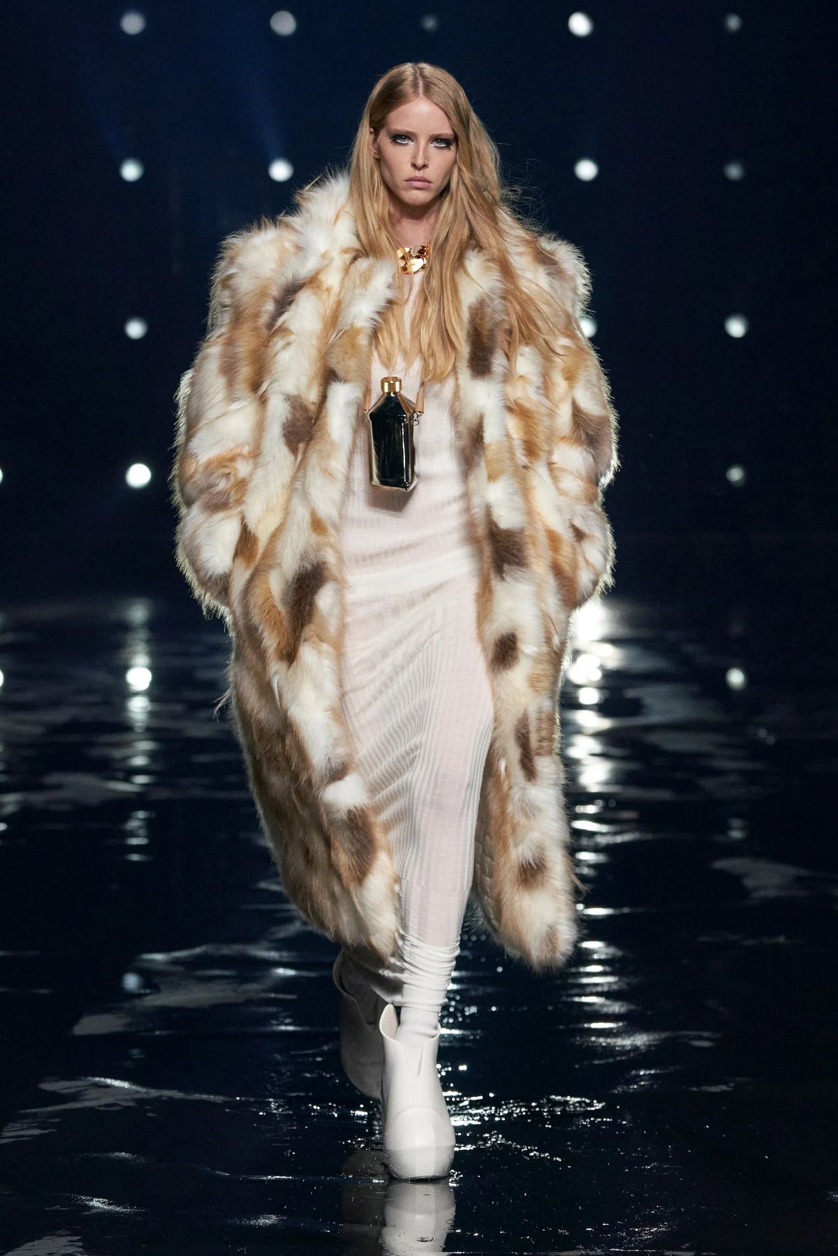 Modelka na prehliadke značky Givenchy -...