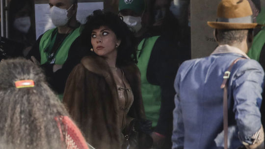 Speváčka a herečka Lady Gaga počas nakrúcania...