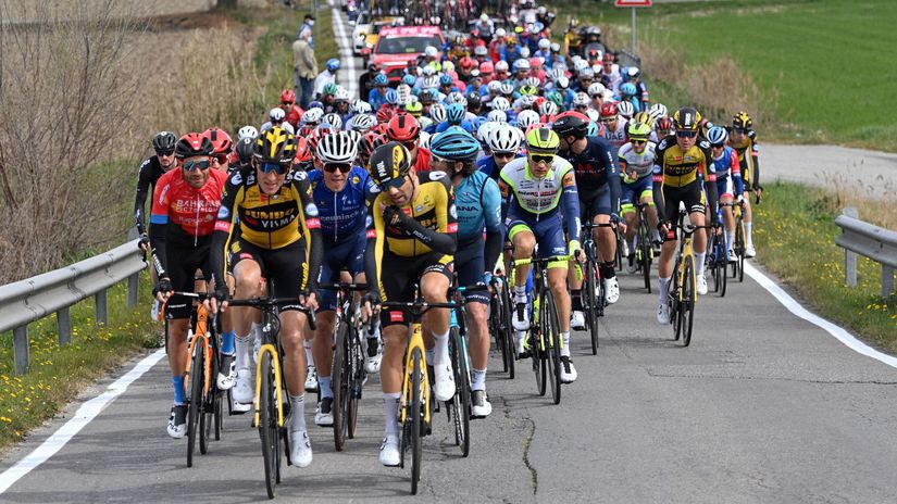 Cyklisti počas druhej etapy pretekov Tirreno -...