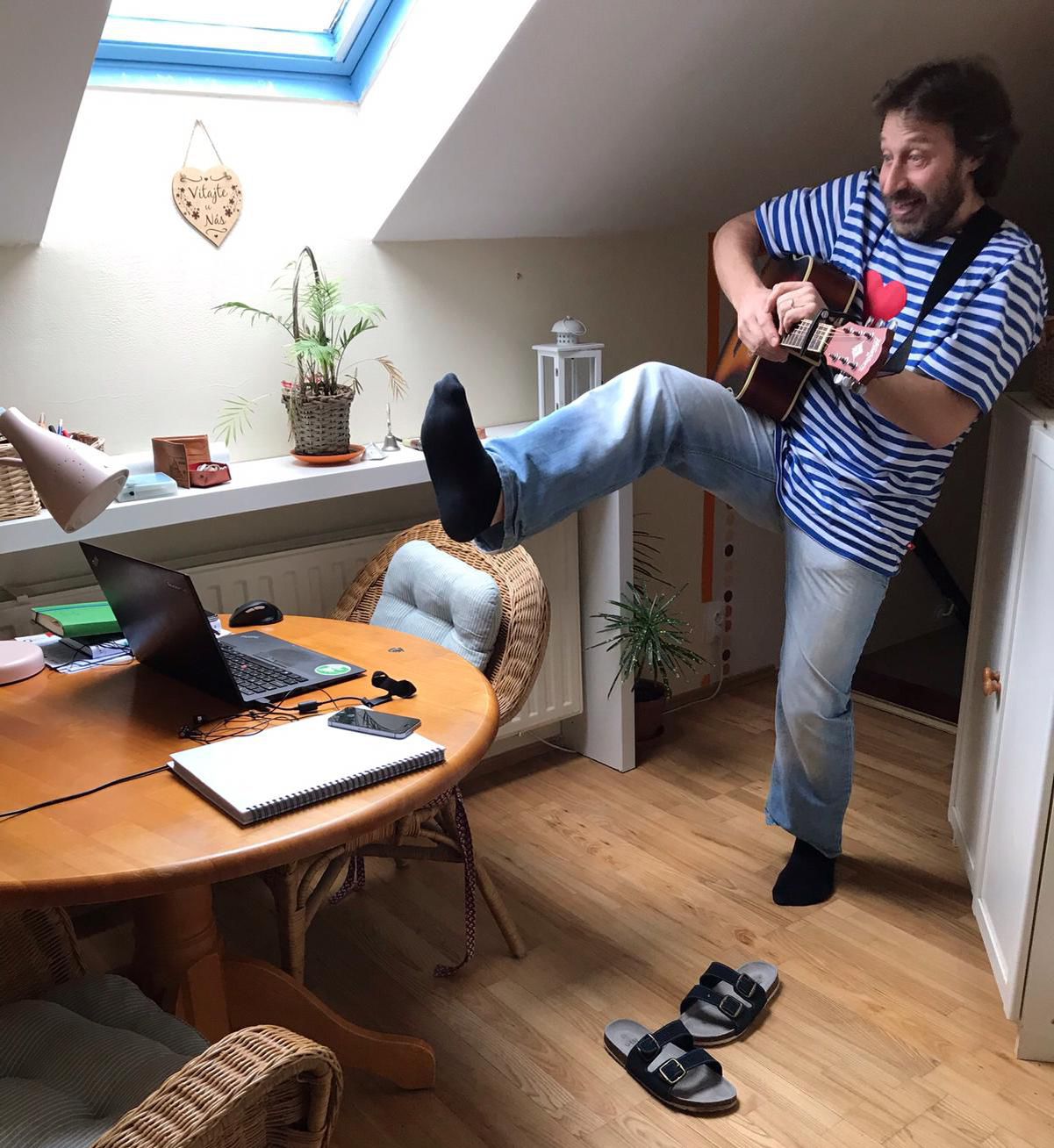 Aj takto sa dá učiť cez internet, s gitarou, a...