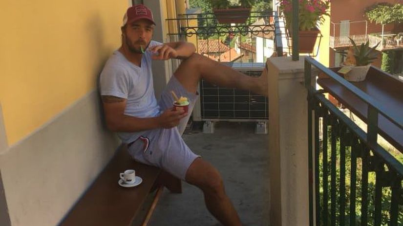 Andrej Martin na balkóne hotelovej izby na...