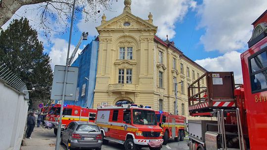 Na bratislavských Palisádach horí strecha základnej školy, deti evakuovali