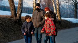 Niekedy sme pri vstupe do miestnosti dávali dolu klobúk, dnes nasadzujeme respirátor