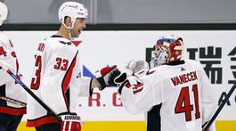 Chára zasiahol korčuľou tvár súpera. Pozrite si, ako mu pomohlo video