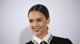Jessica Alba pred módnou šou módneho domu...