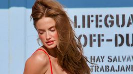 Kto by sa od nej nenechal zachrániť? Pár cm látky, telo bohyne, len či by doplávala...