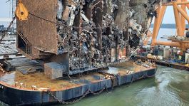 Odstraňovanie vraku obrej lode s autami viazne. Práce potrvajú mesiace