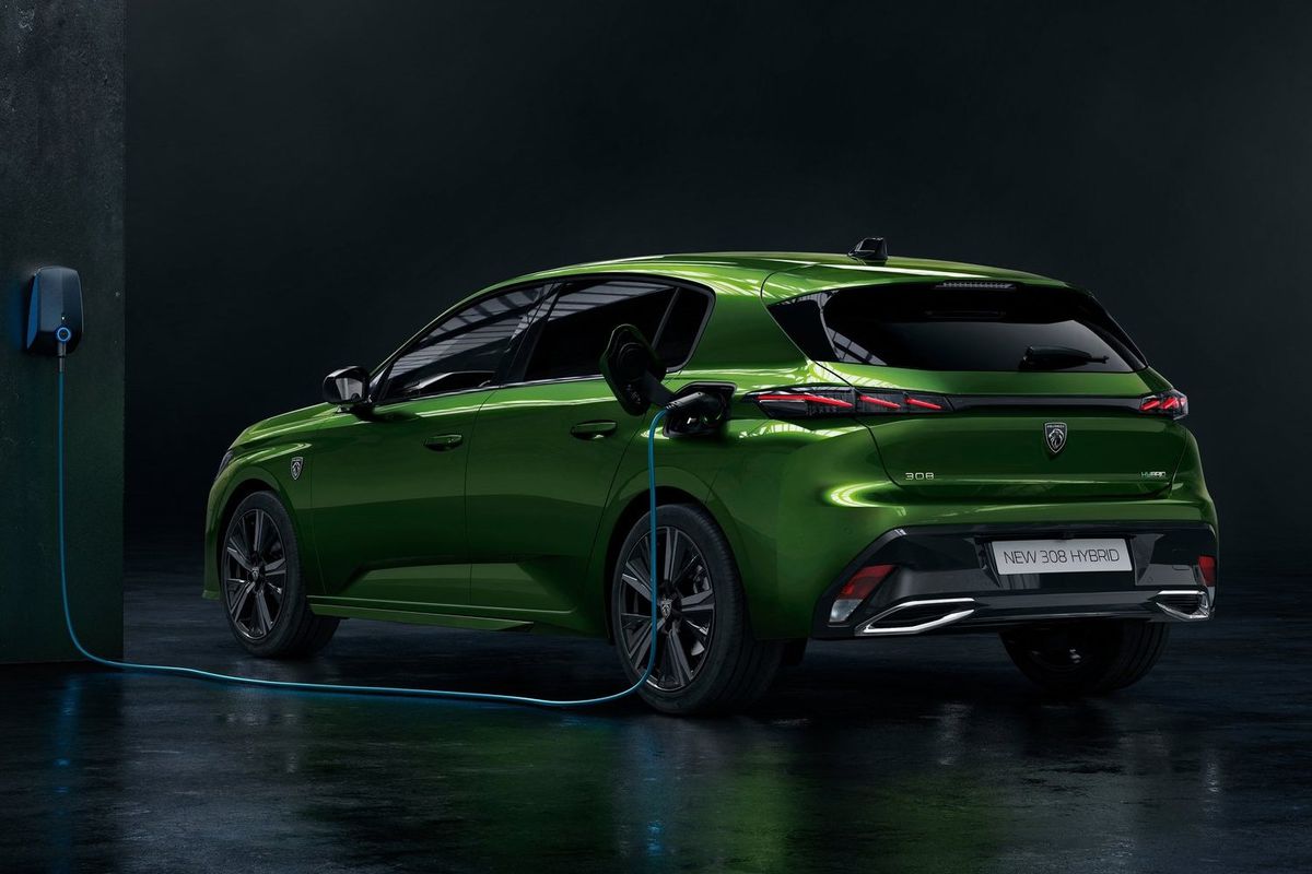 Už dnes má nový Peugeot 308 dve plug-in...