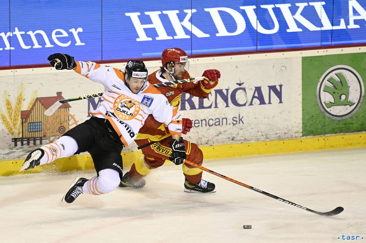 Graeme McCormack v drese Michaloviec (vľavo).