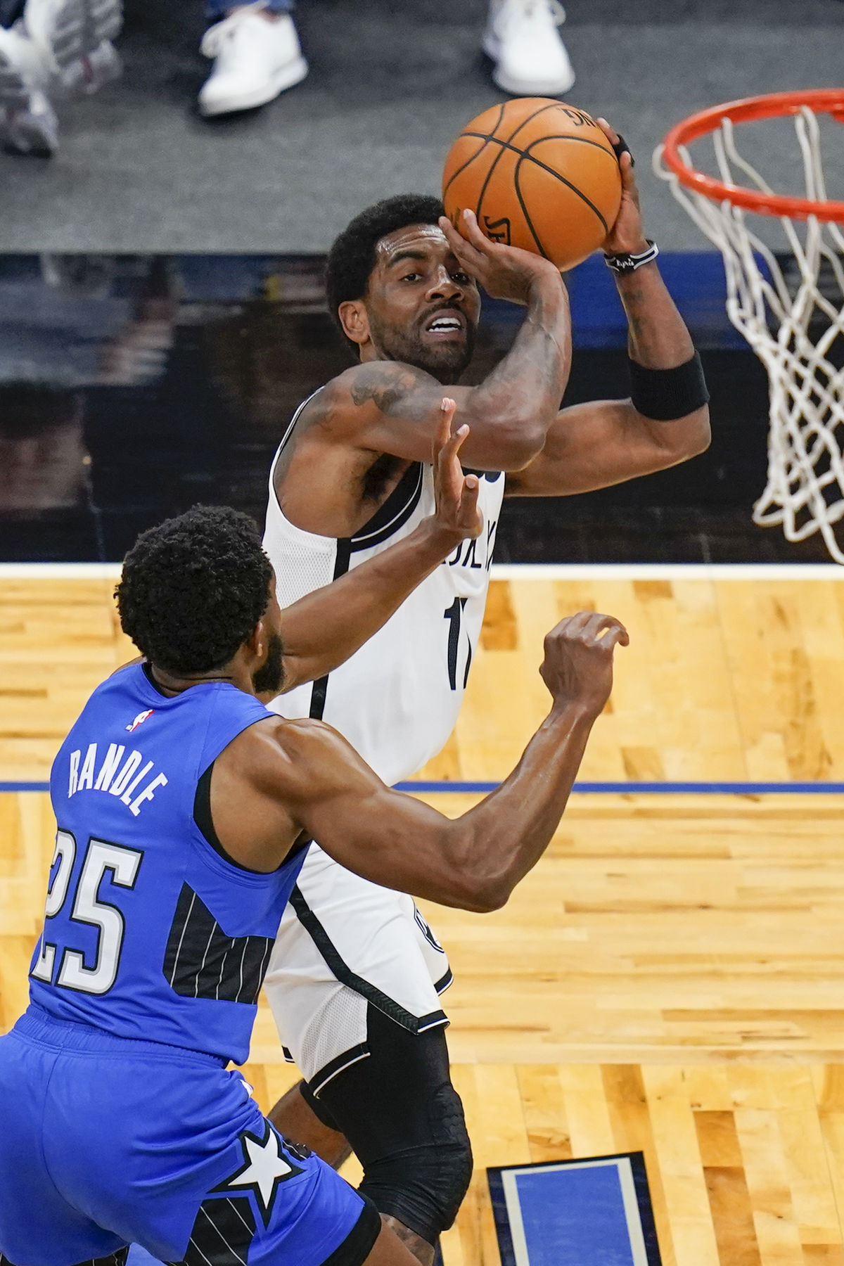 Kyrie Irving z Brooklynu počas zápasu s Orlandom.