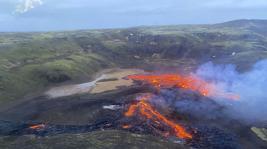 Erupcia dlho spiacej sopky na juhozápade...