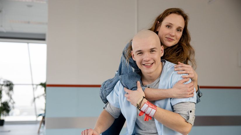 V seriáli jeho sestra hrá herečka Jana Kvantiková.