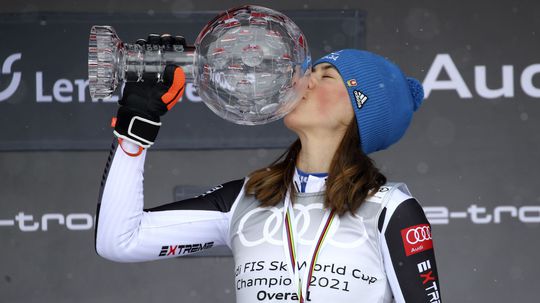 Petra Vlhová bozkáva veľký glóbus na pódiu v...