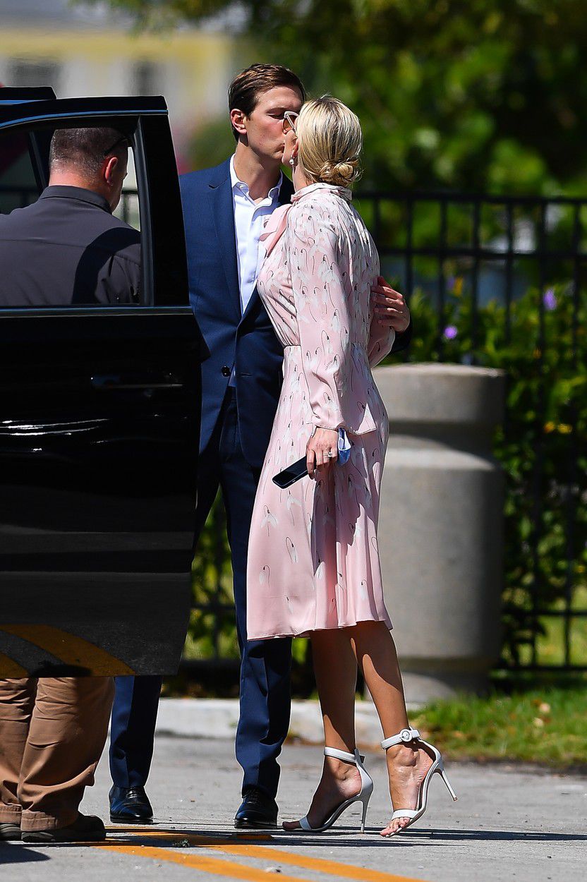 Ivanka Trump bozkáva na rozlúčku svojho manžela...