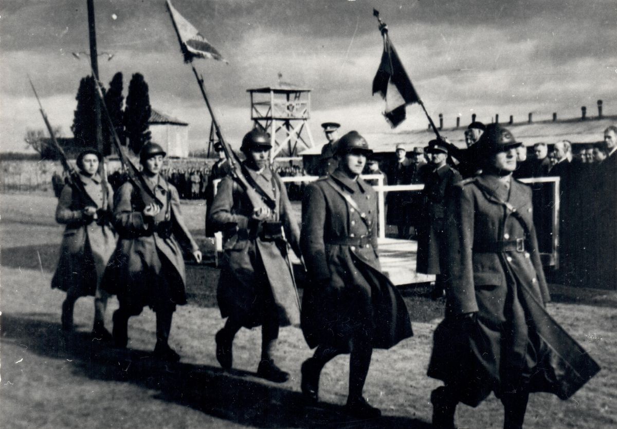 Snímka z 19. februára 1940 v Agde. Slávnostné...