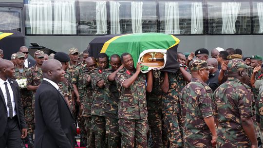 Tanzánia: V tlačenici na pohrebe prezidenta zahynulo päť ľudí