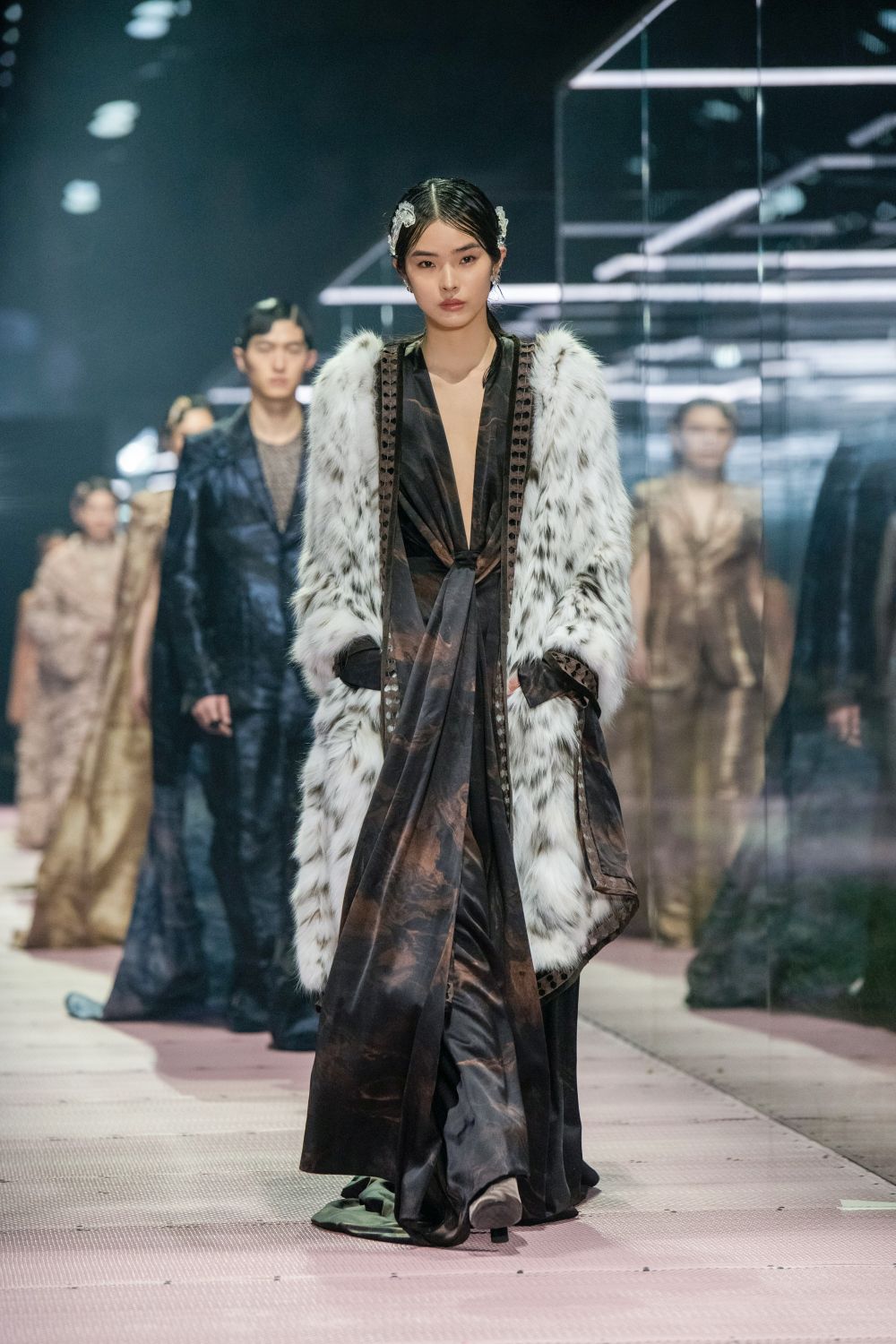 Topmodelka Lin Xiangxiang v modeli z kolekcie...