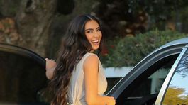 Koniec jednej éry?! Usmiata a poriadne sexy Kardashianka zdraví paparazzov