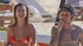 Toľko radosti v tvári krásnej Hailey! S manželom na pláži, lásku jej vyznal aj v novom hite