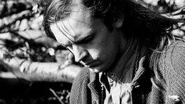 Kapela Drť uvádza titulnú skladbu k dokumentárnemu filmu Komúna