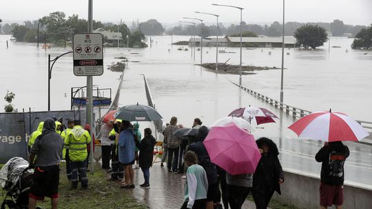 Záplavy v Austrálii majú prvú obeť, evakuovať musia 24-tisíc ľudí