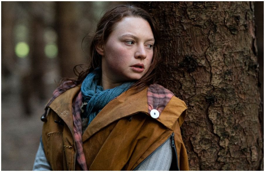 Mia Threapleton vo filme Shadows.